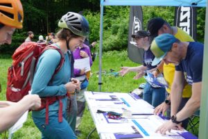 ludzie zapisują się na zawody